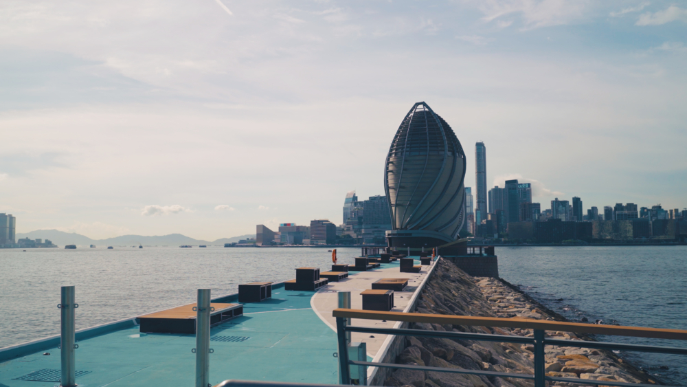炮台山東岸公園的100米開放式防波堤是維港首條無欄杆海堤，提供360度全景，特別是堤尾花芯形排風口，適合日夜拍照打卡。