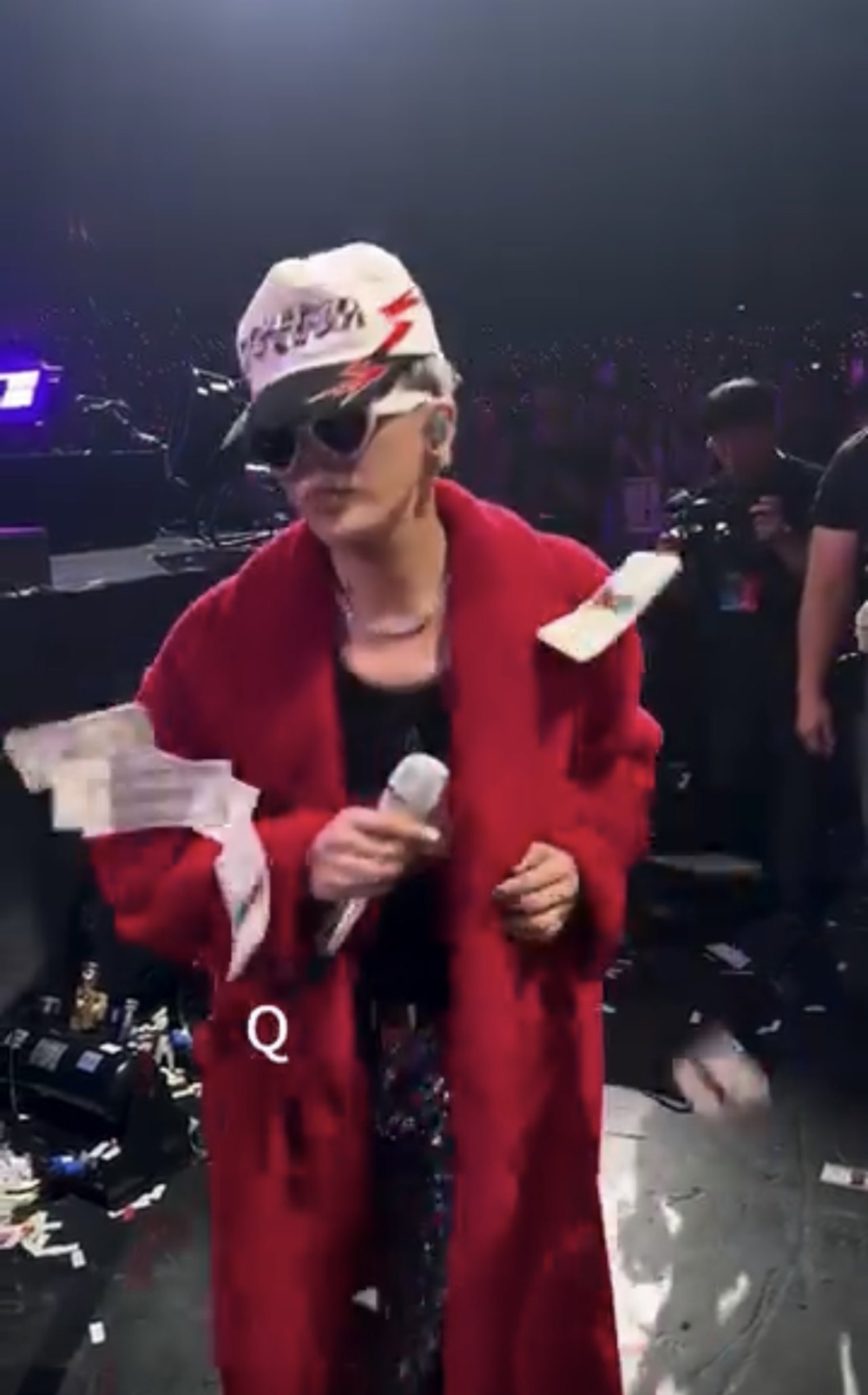 影片流傳後馬上引起討論，有人怒轟「灑錢者」行為失禮又過份