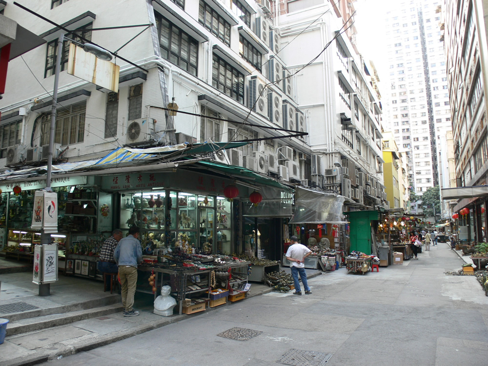 中環古董街（摩羅街）是尋找獨特收藏和懷舊小物的好去處，這裡匯集超過60間古董店，無論是專業收藏家或遊客，都能在古色古香的氛圍中，體驗香港獨特的文化韻味。