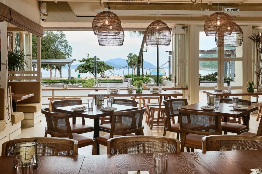 在Limewood可以坐在露天座位，吹著海風、看著沙灘，非常愜意