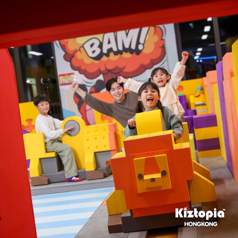 位於灣仔合和商場的 Kiztopia 旗艦店，佔地 17,000 呎，是全港最大的室內親子樂園之一。樂園以超級英雄為主題，設有 18 個遊樂區，包括 8 米高空滑索及巨型積木房，讓小朋友挑戰體能與發揮創意。