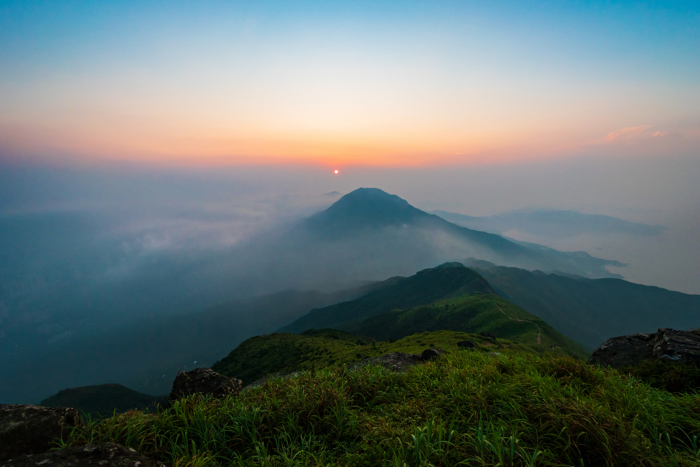 大嶼山，香港最大的離島，以天壇大佛、大澳漁村等景點及多樣的行山路線和露營車體驗，成為自駕遊和假日放鬆的理想目的地。
