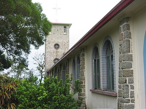 聖母神樂院位於大嶼山大水坑隱蔽山谷，環境清幽，以中西合璧的聖母像和「苦路」聞名，自駕停車後步行即可抵達，適合尋求寧靜的遊客。