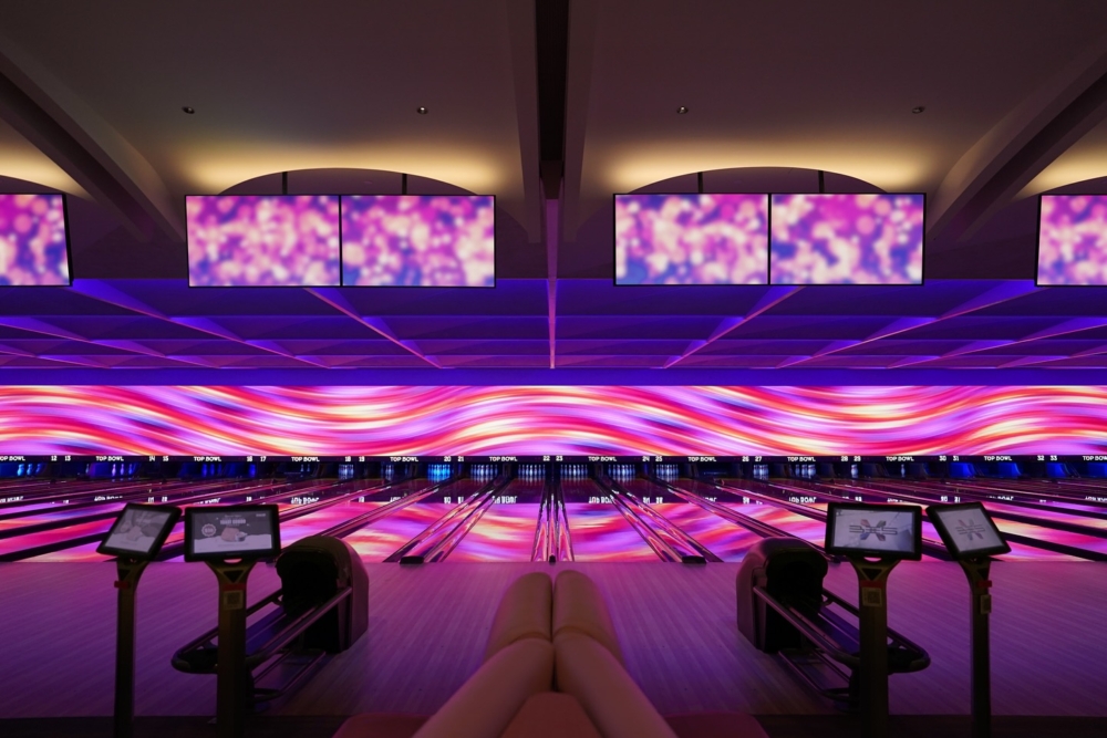 位於啟德體育園的 Top Bowl Tenpin Bowling，是佔地約40,000呎的全港最大保齡球館之一，擁有40條世界級球道，並設有桌球、KTV及餐飲區，適合家庭、情侶和朋友休閒或競技。