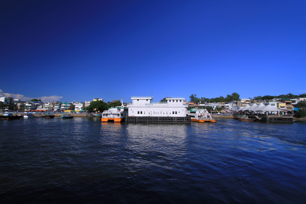 從中環港鐵站步行5至10分鐘到中環5號碼頭，搭乘新渡輪的普通渡輪或高速渡輪前往長洲。