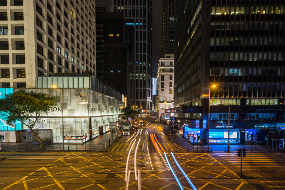 畢打街是中環核心地帶一條兼具歷史與商業活力的街道，這裡不僅匯聚了國際奢侈品牌和高端旗艦店，更以其歷史建築（如畢打行）與現代大廈交錯的獨特景觀，展現中環金融中心與舊城區文化的完美融合。