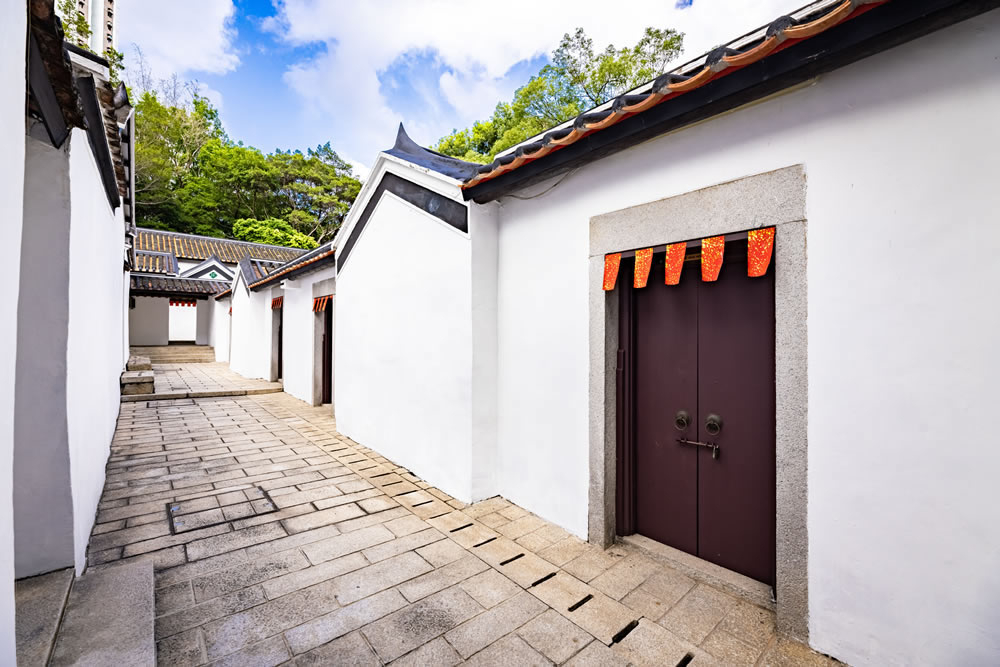 三棟屋博物館位於荃灣，是一座擁有超過200年歷史的客家圍村，建於1786年，由陳氏族人興建，見證了香港新界農村的發展。
