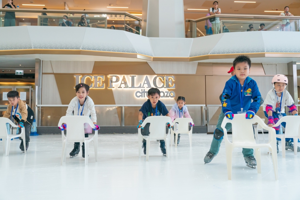 太古城「冰上皇宮」設有專業溜冰學校，提供由零基礎到進階的多元化課程，適合不同年齡和程度的學員參加。