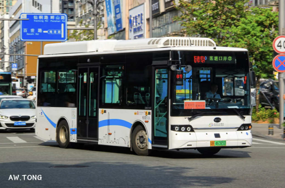 從蓮塘口岸出發,可搭乘專為北上買菜港人而設的 F535 專線公車,直達「平價菜一條街」蓮塘街市,單程車費僅需 ¥3,適合想掃貨又輕鬆回港的旅客。