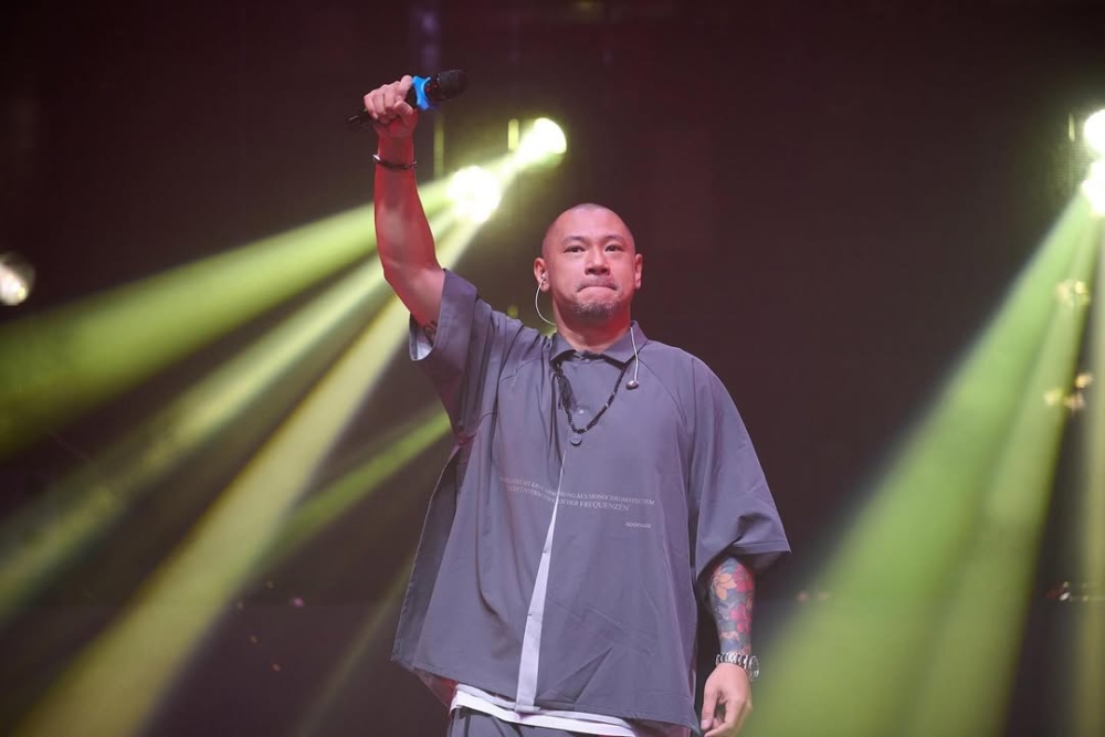 金剛表示自己於登機前，已按照規矩接受了安檢，除下鞋子及舉過雙手接受新型X光機偵查，但仍遭要求搜身