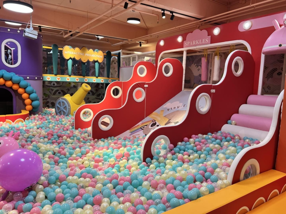 位於觀塘的 SPARKLES PLAYHOUSE 於 2023 年開幕，以繽紛色彩和狸貓為主題，主打能將人淹沒的巨型波波池，另設有陶瓷沙池、發光鋼琴滑梯及公主變裝室等多元設施，讓小朋友盡情玩樂，發揮創意。
