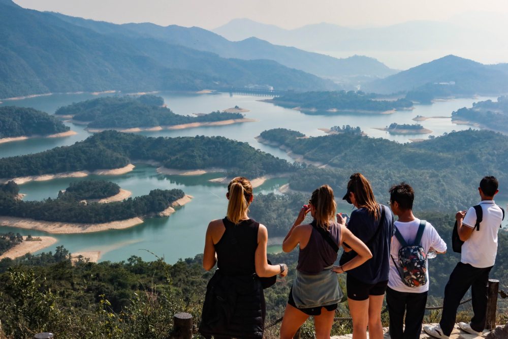 香港郊遊好去處匯聚行山、離島、日落與親子樂趣，交通便利，等著大家來探索！