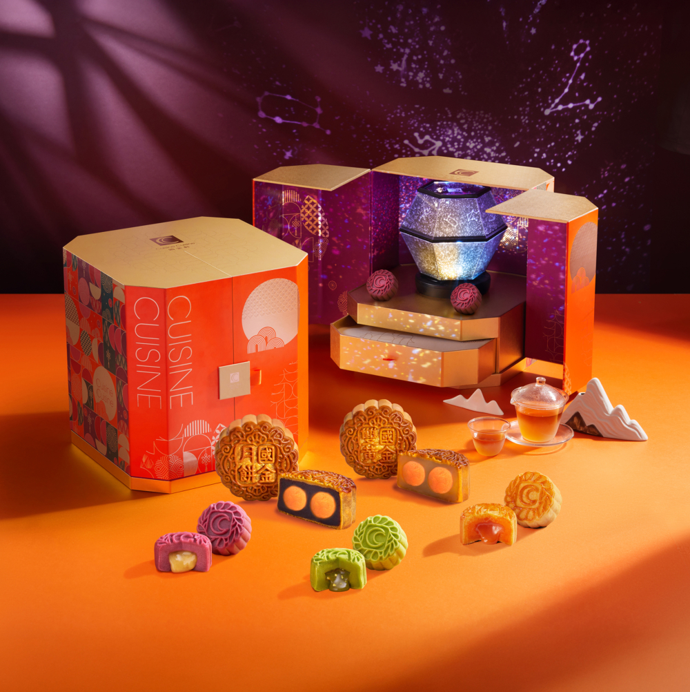  五重驚喜一次滿足！經典必試雙黃白蓮蓉、清新陳皮豆沙，加上三款全新 桃山皮創意口味（開心果、咖啡、海鹽檸檬），最適合一家人齊齊分享。