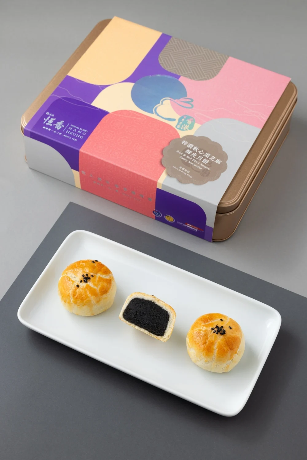 特濃軟心黑芝麻酥皮月餅 (6件裝)；將營養豐富的黑芝麻與層層酥皮完美融合，黑芝麻軟心設計，提升整體食感層次。文章版權為 HolidaySmart 假期日常 所有，閱讀全文： https://holidaysmart.io/hk/article/459621/中秋月餅2025推薦?utm_campaign=HSHK-Web-CopyContent&utm_source=HSHK&utm_medium=Web-CopyContent