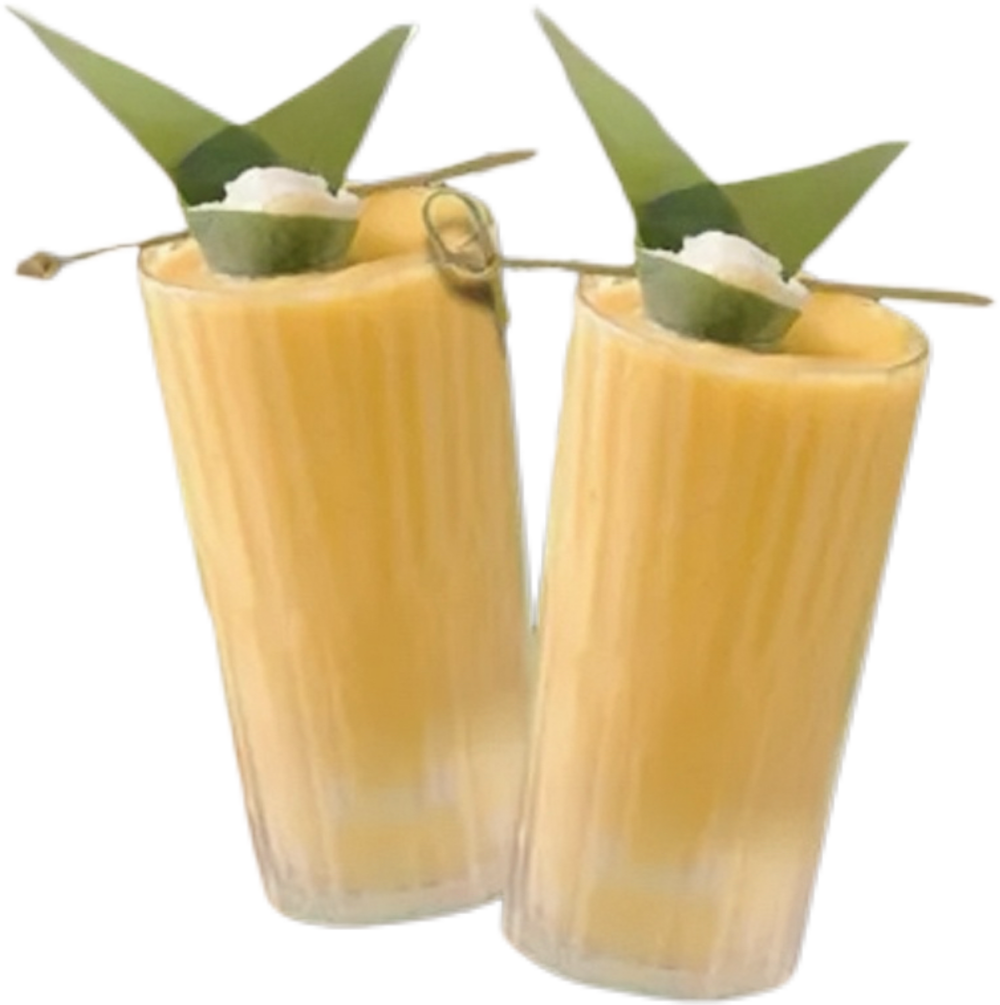 选用金黄芒果打成冰沙基底，搭配浓郁椰奶，杯底加入了软糯的糯米粒