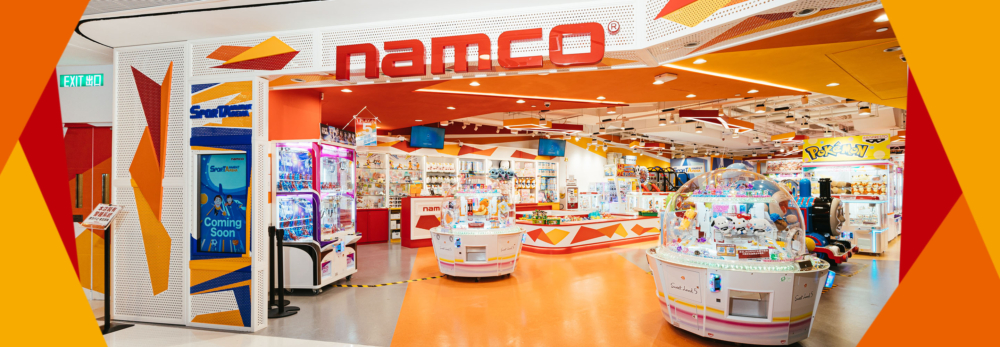 位於九龍灣德福廣場的 NAMCO Sportainment Arena，佔地約 8,600 呎，結合運動、娛樂與科技，提供多樣化的互動遊戲，從球類對戰、射箭到夾公仔機都有，適合不同年齡層的家庭，讓小朋友在玩樂中訓練平衡力和專注力。