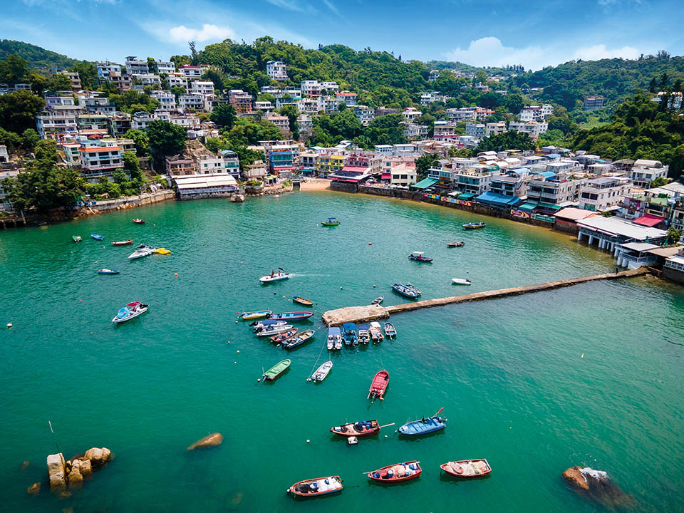 南丫島榕樹灣是島上的主要入口和最熱鬧的村落。從這裡下船，你會立即感受到一種悠閒自在的氛圍。