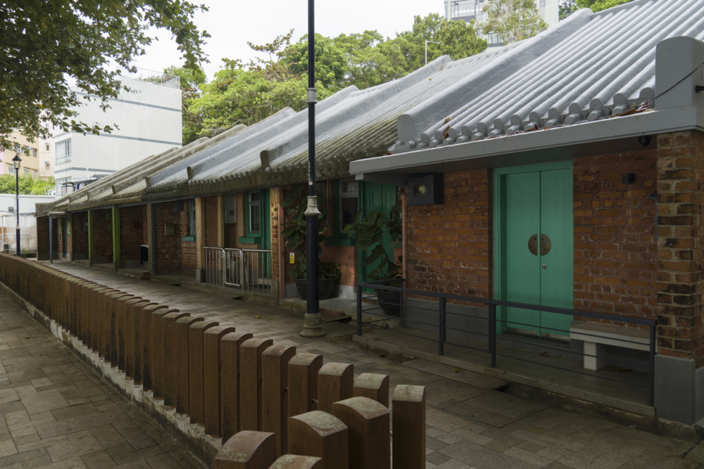 紅磚牆身、灰瓦屋頂，窗框和大門刷上醒目的綠色，古色古香，極具懷舊情調