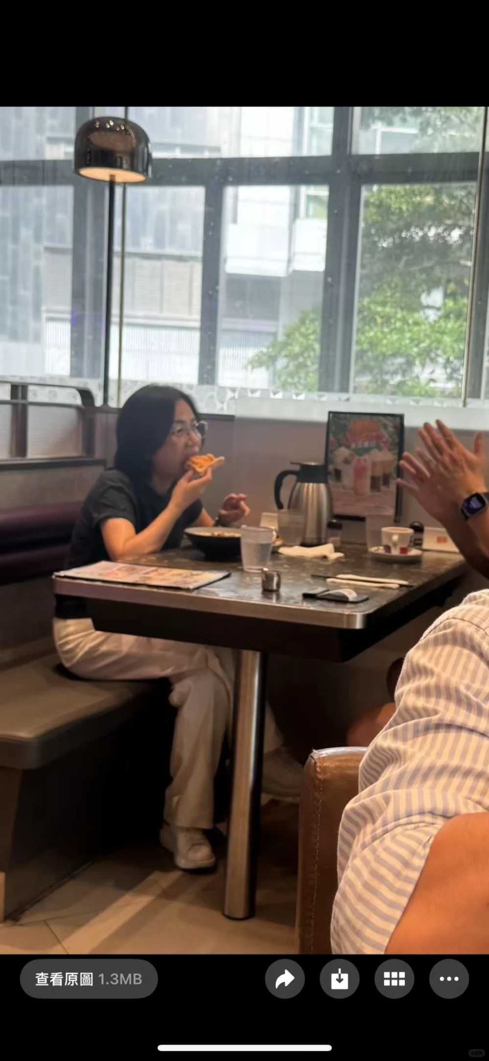 鄧媽媽被指擁有一張無敵童顏，完全不似有一位33歲的女兒