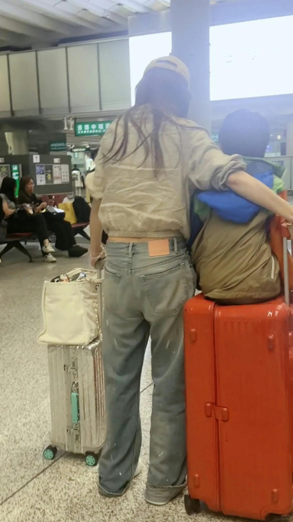 當日獨自湊小朋友的Baby，身旁未見有助手的身影，從前往行李輸送帶取行李，到照顧囝囝都是親力親為