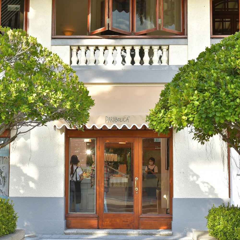 Parabolica Caffe室內採用大量落地玻璃，外面就是綠意盎然的花園庭院，是一個適合靜靜喝咖啡的角落