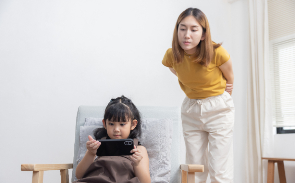 小朋友機不離手通宵玩電話，4招幫你戒手机瘾。