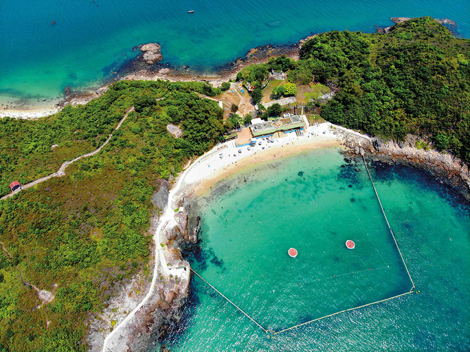 西貢橋咀島，位於香港新界東部，隸屬西貢火山岩園區，是香港國家地質公園的重要組成部分。