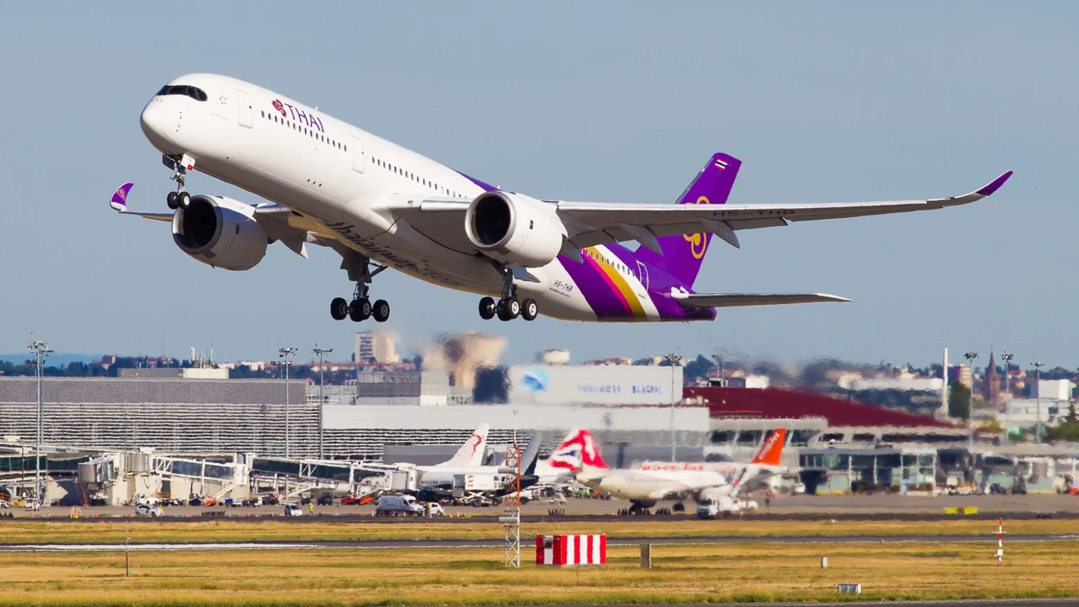 這次活動共有6間泰國本地航空公司參與，你只要透過它們或者線上旅行社訂購國際航班，就能領取免費國內票