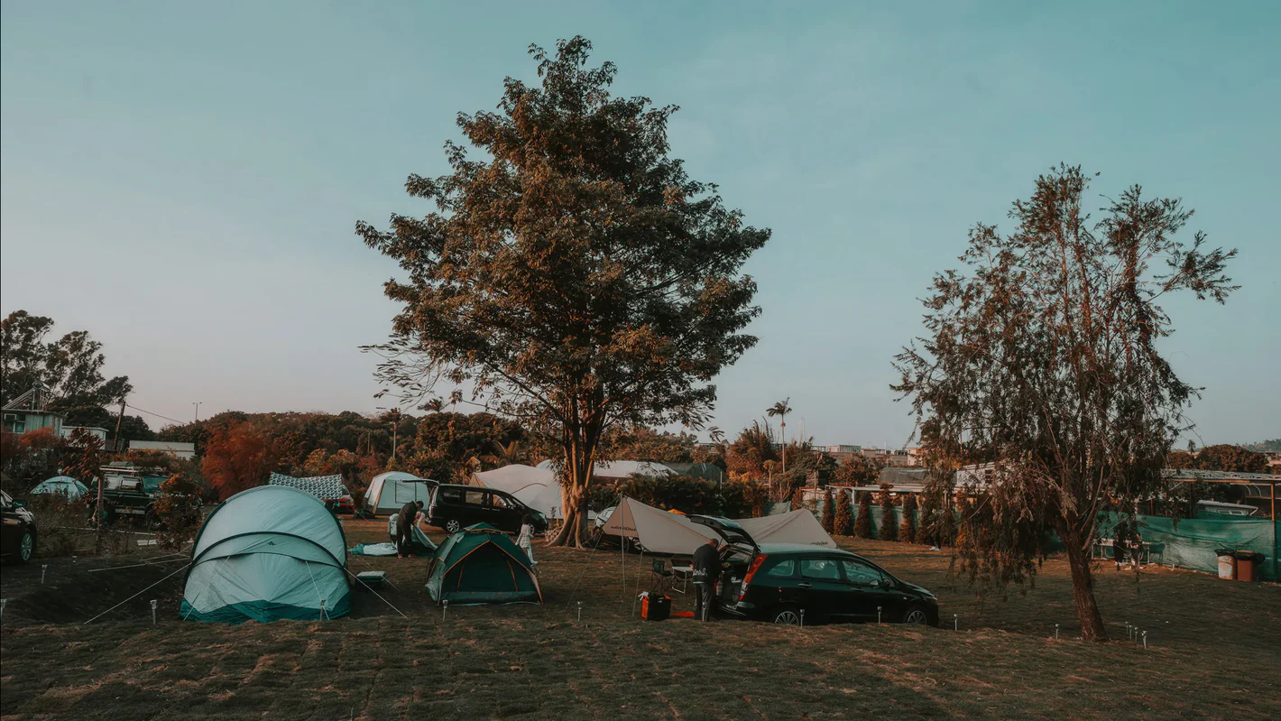位於元朗的森之谷（Forest Valley Land），是一個佔地逾50,000平方呎的車中泊營地，特點為設有寬闊的營火台可安全生火，提供草地泊車區、共用冰箱和衛浴設施，並可租借燒烤爐，讓露營者遠離城市喧囂。