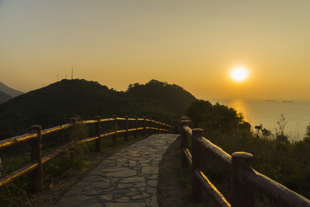 黃昏時分，這裡是著名的大澳日落觀賞點，夕陽灑落海面，金色光影覆蓋整個漁村，絕美！