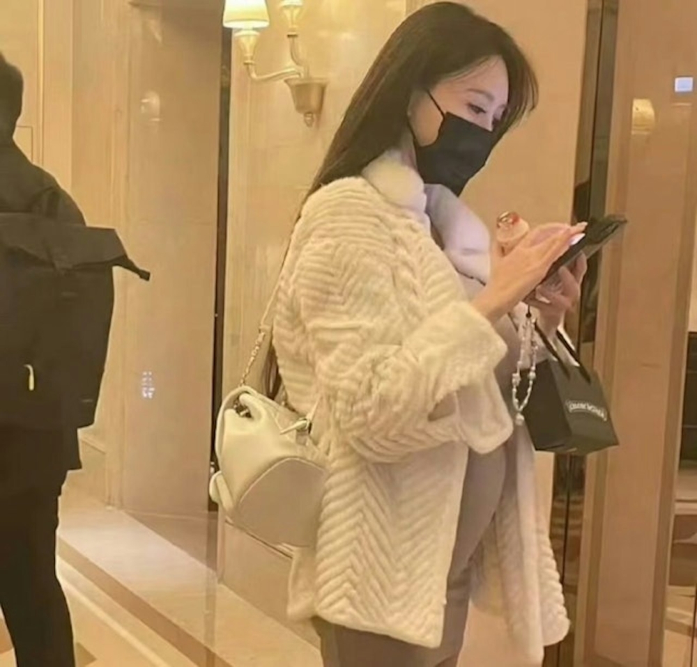 外傳黃曉明因不堪輿論壓力而與葉珂分手，女方向黃曉明索約2.8億港元分手費。