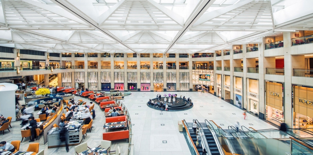 置地廣場是中環最具代表性的高端購物地標，它不僅匯聚了世界頂級品牌和高級餐飲，其奢華的建築設計和藝術裝置也使其成為感受香港時尚氣息、拍照打卡的熱門好去處。