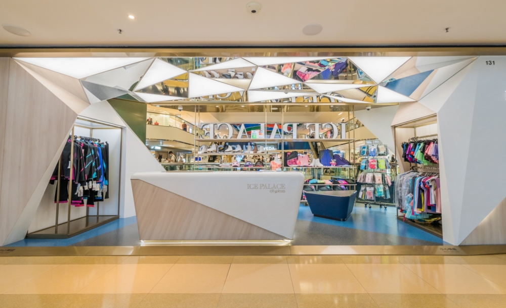 太古城冰上皇宮設有專業的冰上用品店，提供從溜冰鞋、護具到時尚滑冰服飾等各式裝備，並有專業人員提供選購建議，無論新手或進階玩家都能在此一站式購足所需。