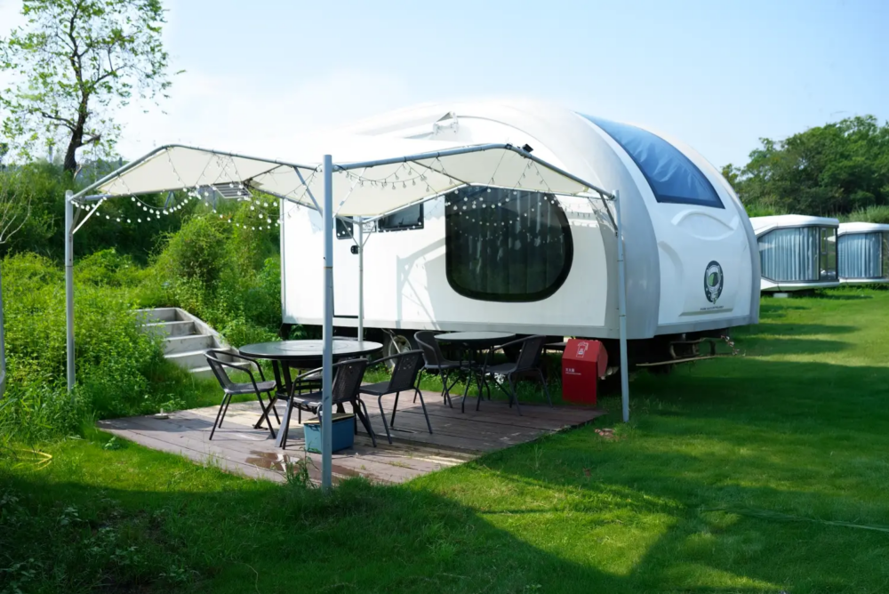 位於元朗的 Park Nature Hillside 世外桃源 露營車營地，提供可直望星空的豪華太空艙與寵物友善露營車，適合享受高級 Glamping 體驗。