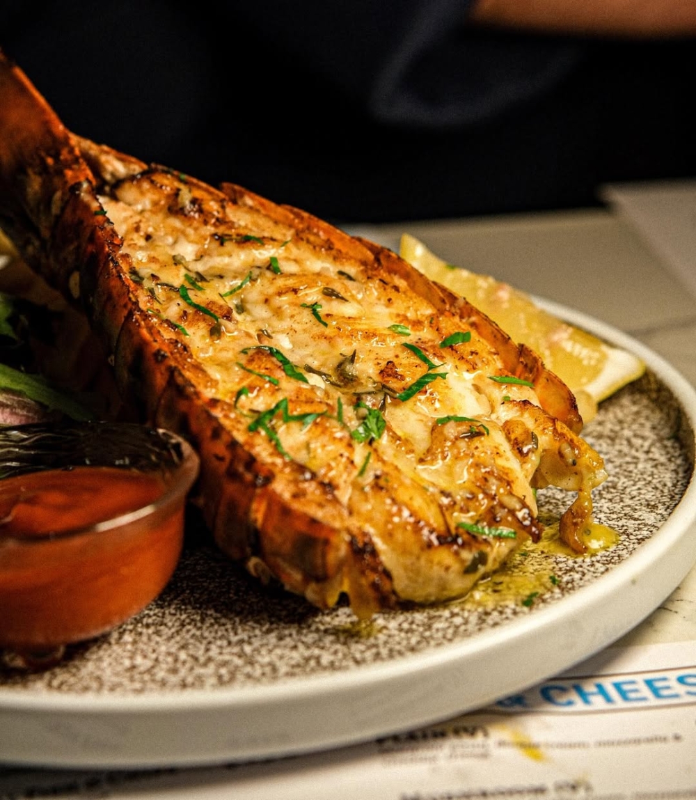 燒龍蝦尾 $328-先以香煎鎖住鮮味，再輕輕調味提鮮，龍蝦肉質爽口彈牙，鮮甜滋味一試難忘