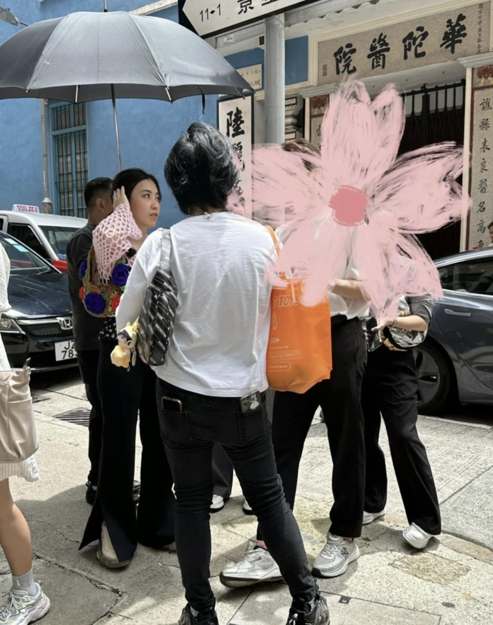 甘比出行排場十足,身旁不但有人為她擔遮,亦有保鑣全程傍實,認真大陣仗!