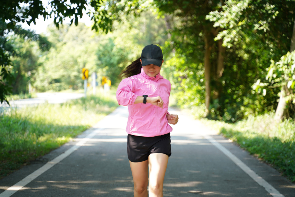 根據美國運動醫學學會建議，想有效跑步減肥，除了每次至少運動20分鐘以上，每週累積達150分鐘，還需搭配飲食和肌力訓練，一個月通常可減掉0.5至1公斤。