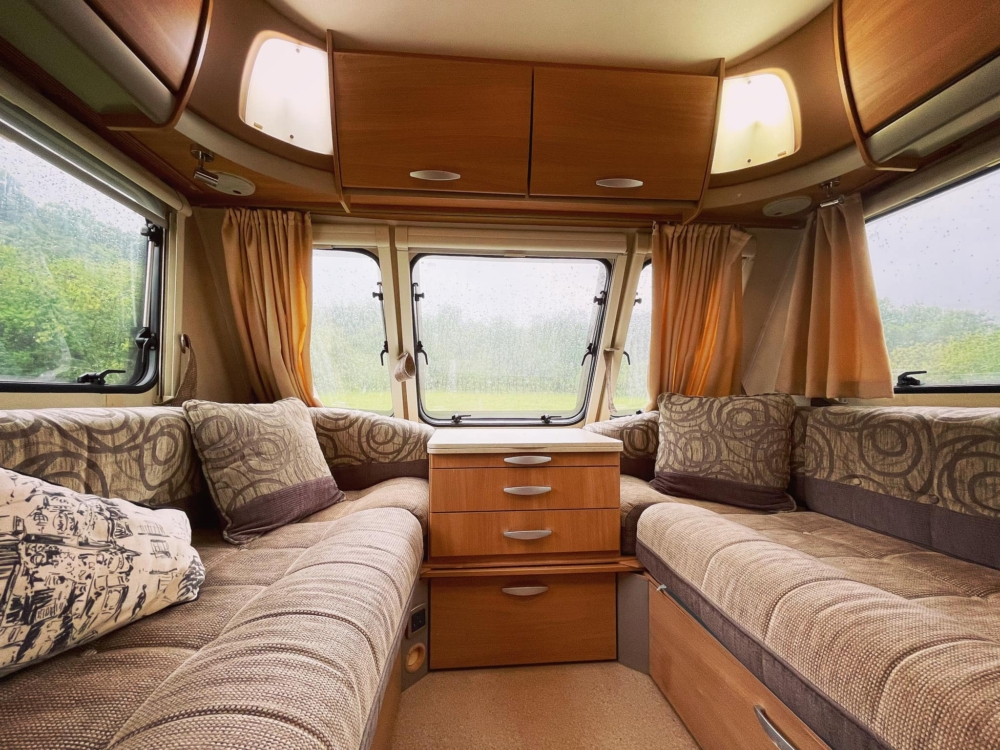 元朗稻場 Art Farm 提供4至6人家庭式露營車，設戶外星空電影院與波波燈裝飾，適合親子家庭與團體聚會，草地空間寬敞，理想舉辦公司團建或生日派對。