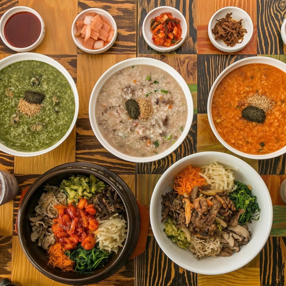 主打傳統韓式養生粥，提供十多款粥品及拌飯選擇