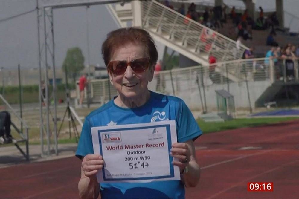 身高1.55米的她，曾四度刷新長者組短跑世界紀錄。