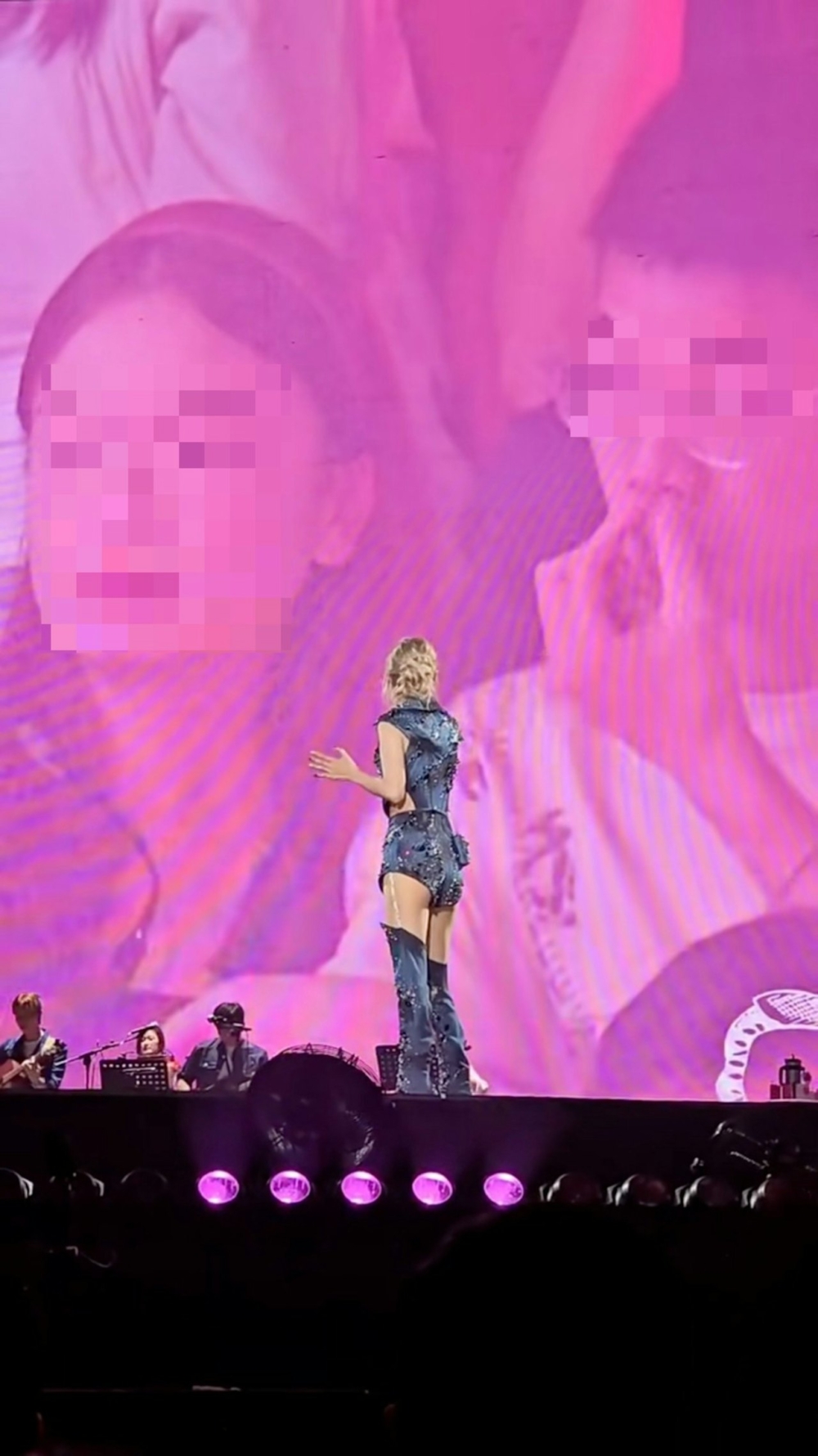 一直背向大螢幕的Fiona見觀眾反應異常熱烈亦感好奇，於是轉身一看，看見畫面後亦忍不住失笑