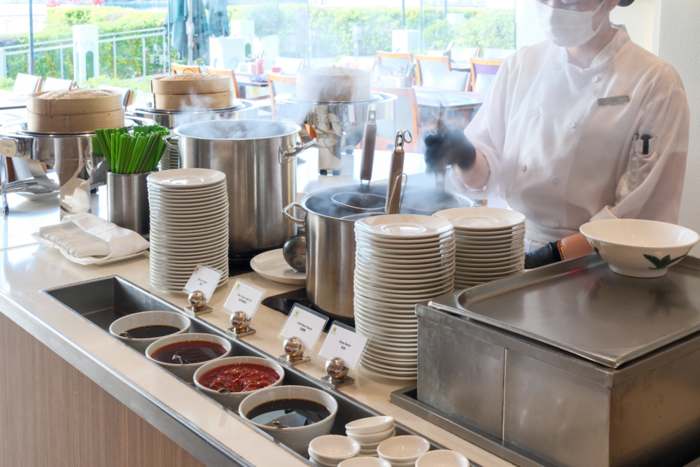 精選中式傳統點心每日新鮮現蒸,包括招牌腸粉、燒賣等港式點心,一應俱全,中西美食薈萃,選擇多元。