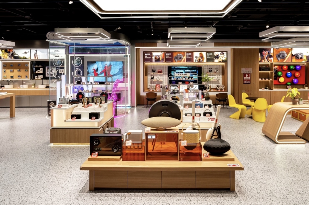 這裡集結多個國內外知名品牌的攝像器材，更有無人機展示，顧客可以在此體驗各款相機、攝錄機等產品。