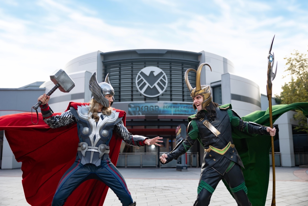 Marvel角色雷神與套上枷鎖的洛基對決