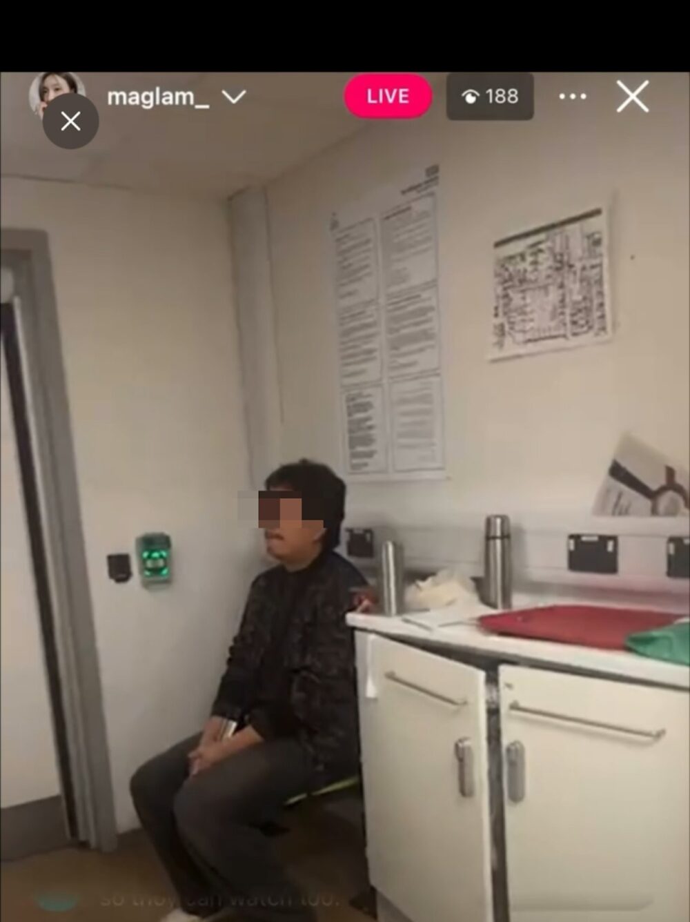 男子一度叫Mag要冷靜：「Calm down, calm down, ok la, ok la.」