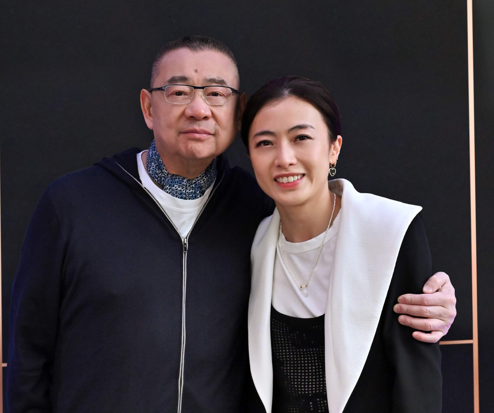 甘比2002年辭去記者一職，進入劉鑾雄旗下華人置業工作成為「大劉愛將」