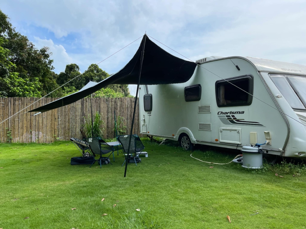 稻場 Art Farm 為露營車看星空帶來了藝術與自然的完美結合，提供了一個與眾不同的奢華體驗。