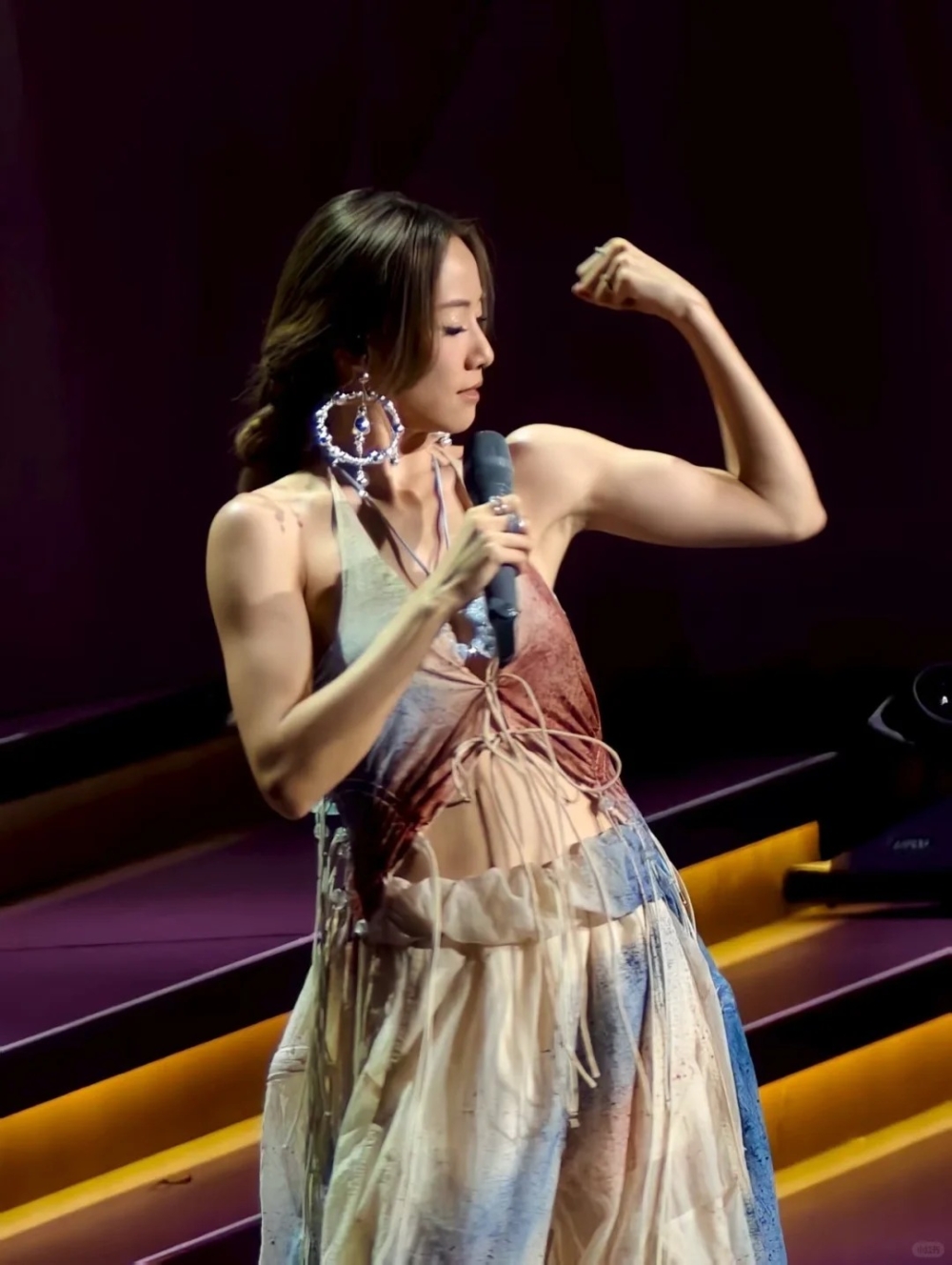 談話環節她更有大方展示肩部、手臂及背部肌肉線條，體脂極低身材Fit爆！