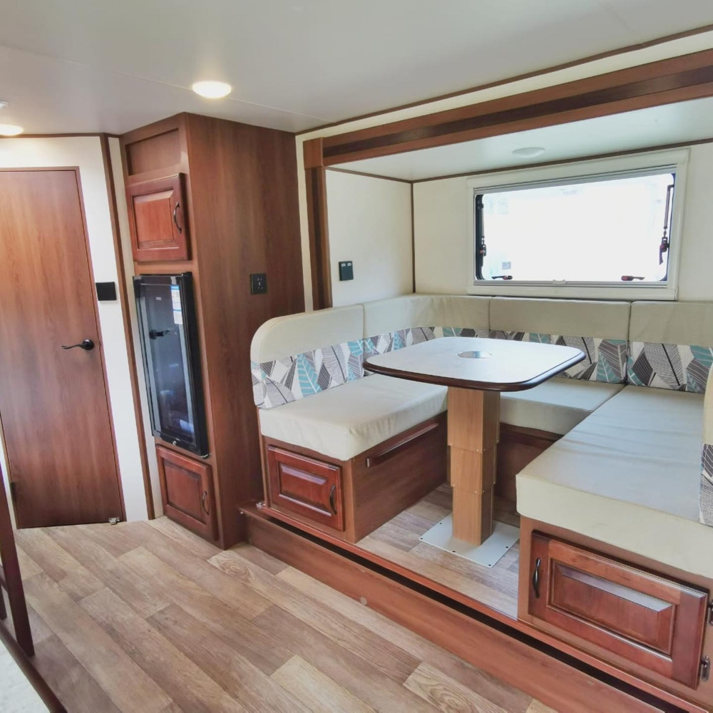 綠行鳥營地提供多樣化住宿，包括設有超大天窗的露營車，以及森林小屋、蒙古包和草地紮營區，適合大型家庭和朋友聚會。