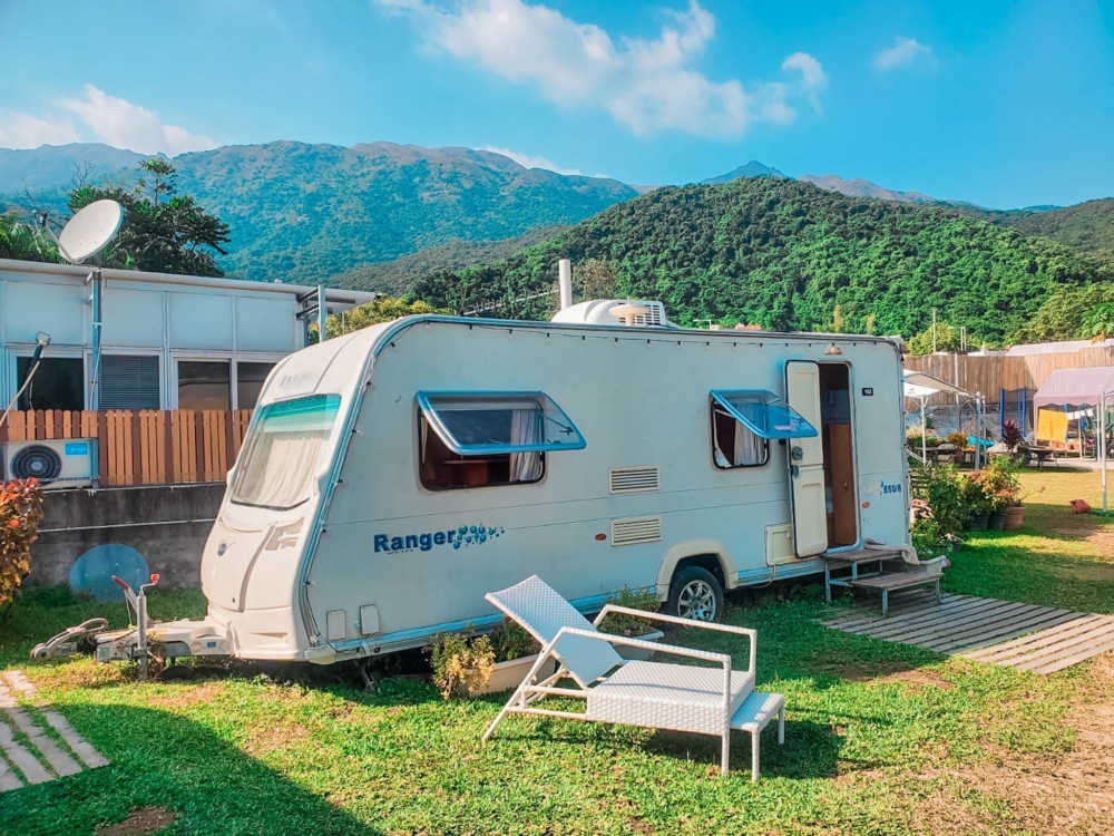 大嶼山 JK Club 星空露營車營地，位於貝澳老圍村，背靠鳳凰山，鄰近「港版天空之鏡」，提供寵物友好住宿與有機農場，適合親子家庭與情侶享受生態度假。